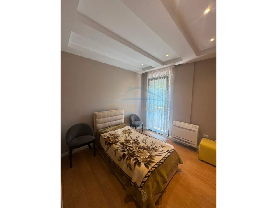 Tirane, jepet me qera apartament 3+1 , 122 m² 800 € 