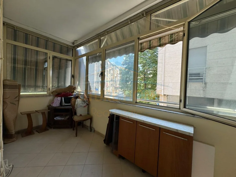 Tirane, jap me qera apartament 1+1 Kati 1, 70 m² 480 € (Ministria e Jashtme, Brryl)