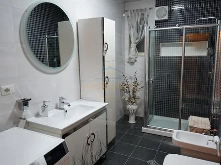 Tirane, shitet apartament 3+1 , 145 m² (Qender)