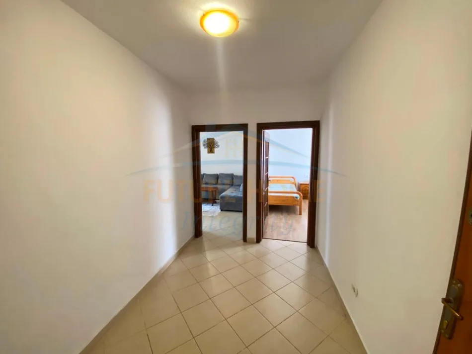 Tirane, jepet me qera apartament 1+1+Ballkon Kati 4, 62 m² 350 € (Shkolla Bajram Curri)