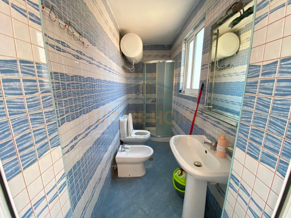 Tirane, jepet me qera apartament 1+1+Ballkon Kati 4, 62 m² 350 € (Shkolla Bajram Curri)