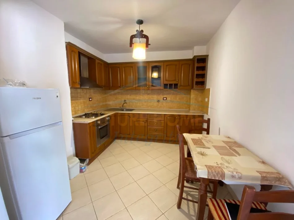 Tirane, jepet me qera apartament 1+1+Ballkon Kati 4, 62 m² 350 € (Shkolla Bajram Curri)