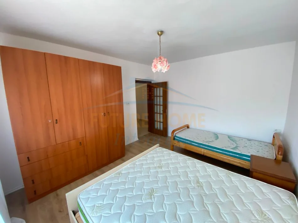 Tirane, jepet me qera apartament 1+1+Ballkon Kati 4, 62 m² 350 € (Shkolla Bajram Curri)