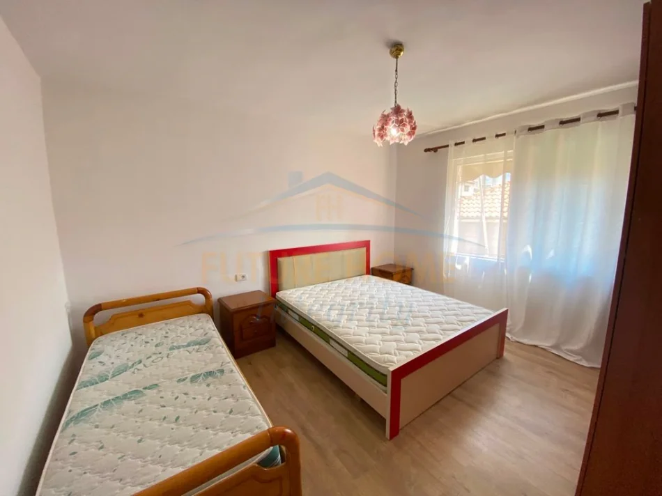 Tirane, jepet me qera apartament 1+1+Ballkon Kati 4, 62 m² 350 € (Shkolla Bajram Curri)