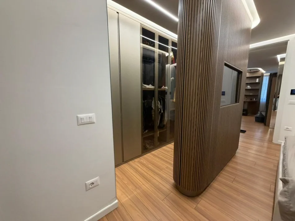 Tirane, shitet apartament 2+1+Ballkon Kati 2, 131 m² (Rruga e Kavajes)