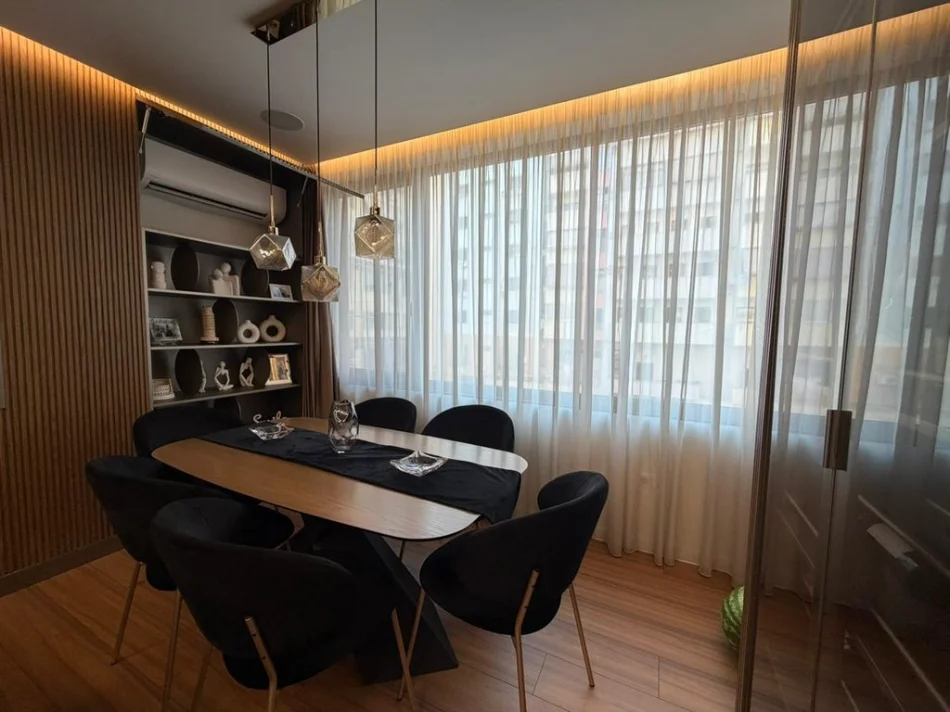Tirane, shitet apartament 2+1+Ballkon Kati 2, 131 m² (Rruga e Kavajes)