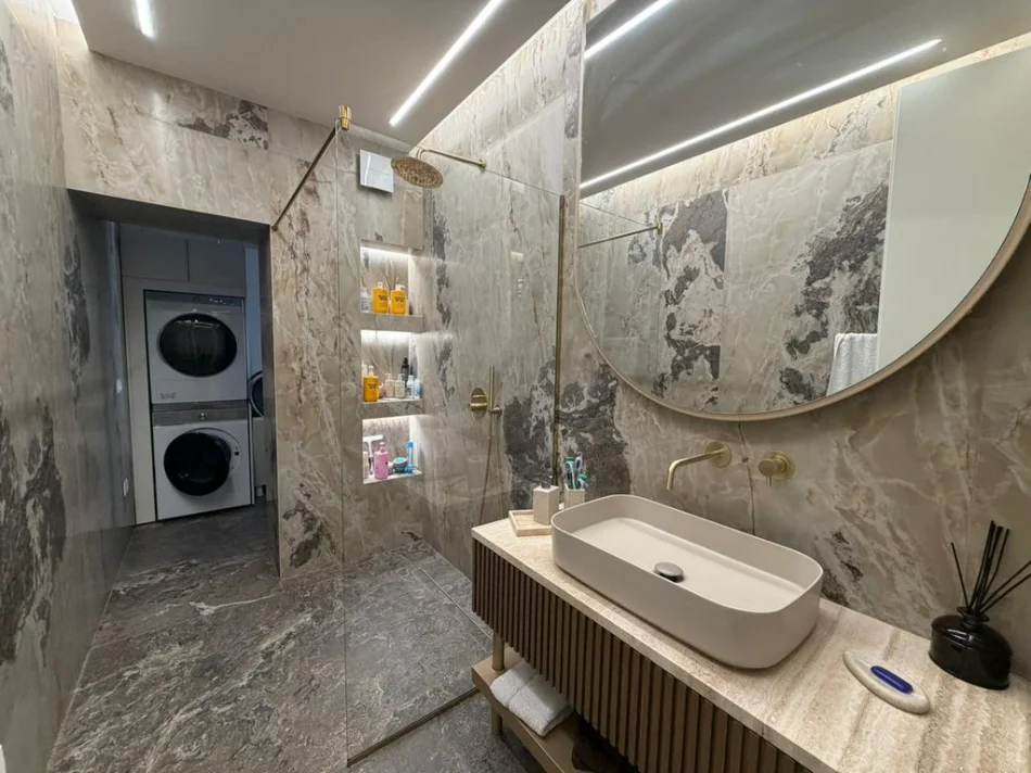 Tirane, shitet apartament 2+1+Ballkon Kati 2, 131 m² (Rruga e Kavajes)