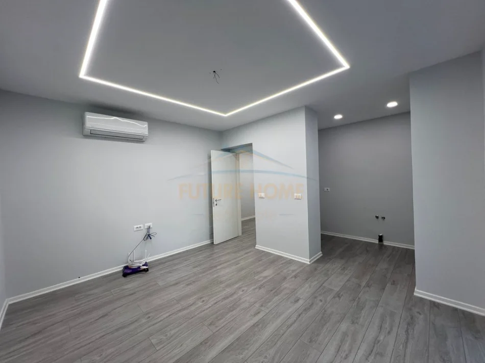 Tirane, jepet me qera ambjent biznesi Kati 2, 53 m² 500 € (Brryli)