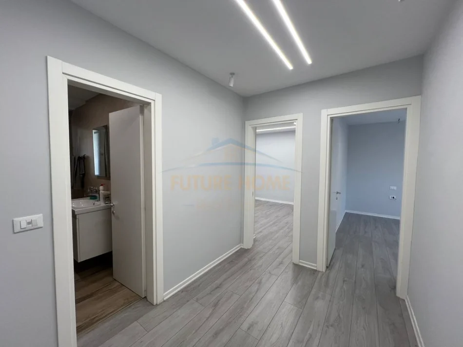 Tirane, jepet me qera ambjent biznesi Kati 2, 53 m² 500 € (Brryli)