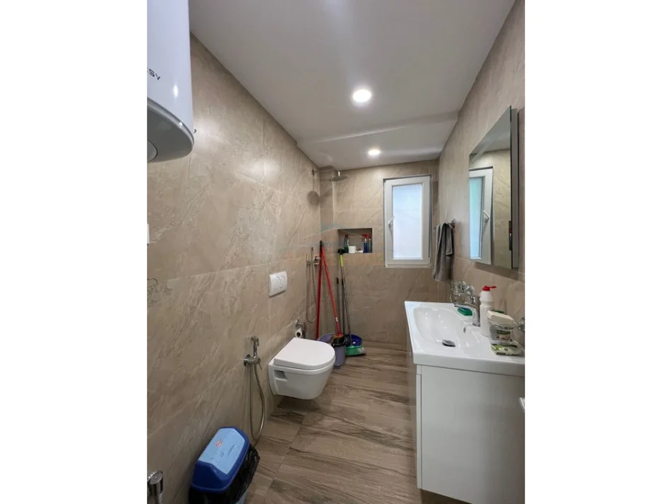Tirane, jepet me qera ambjent biznesi Kati 2, 53 m² 500 € (Brryli)