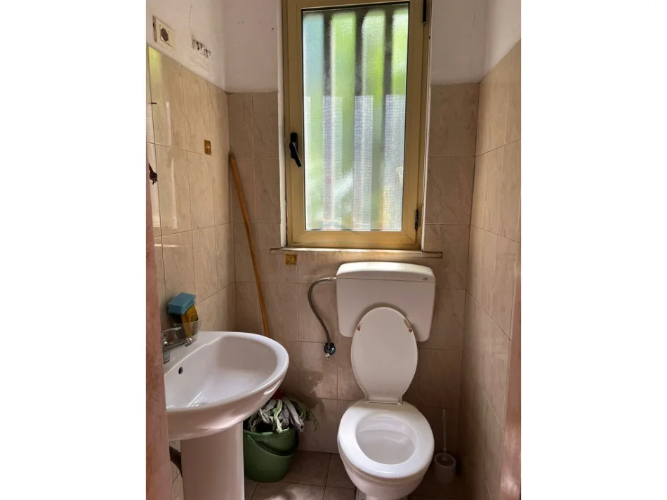 Tirane, jepet me qera ambjent biznesi Kati 0, 65 m² 550 € (myslym shyr)