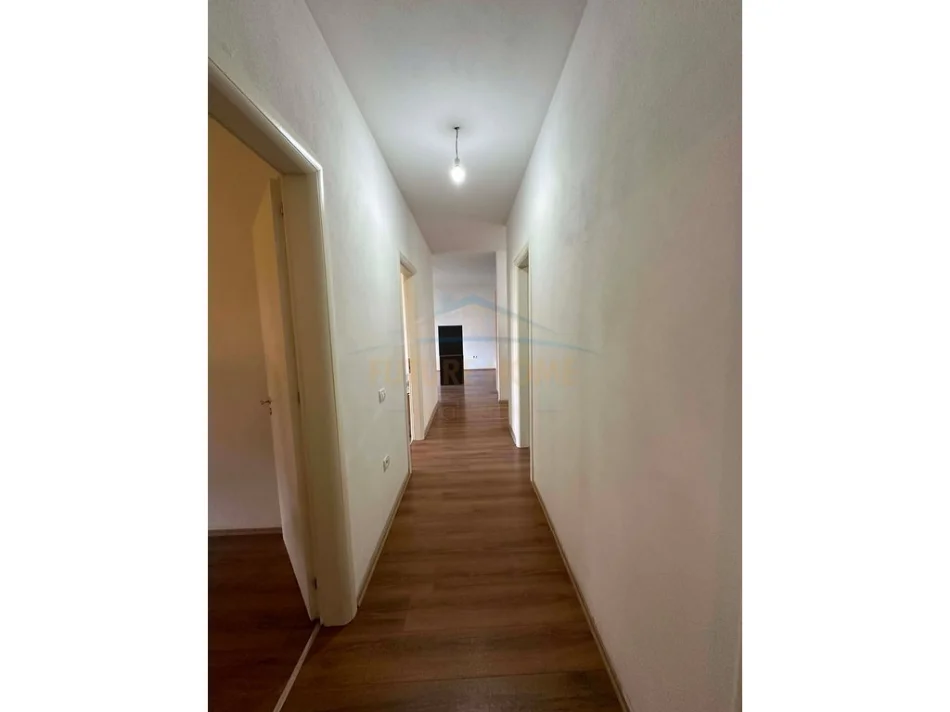 Tirane, jepet me qera apartament 3+1 Kati 7, 136 m² 700 € 
