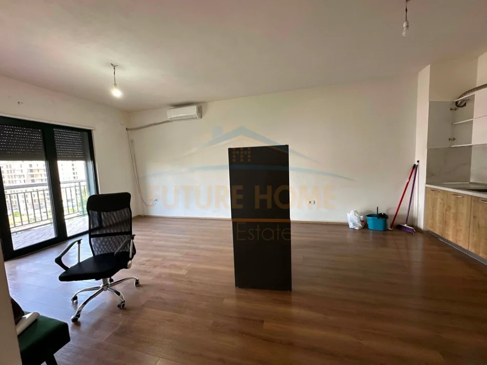Tirane, jepet me qera ambjent biznesi Kati 7, 137 m² 700 € (Green City)