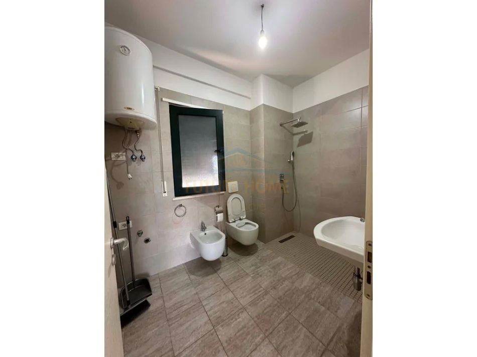 Tirane, jepet me qera apartament 3+1 Kati 7, 136 m² 700 € 