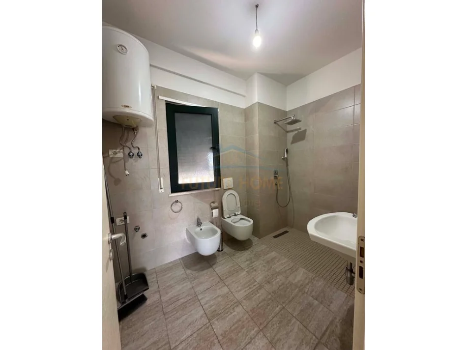 Tirane, jepet me qera ambjent biznesi Kati 7, 137 m² 700 € (Green City)