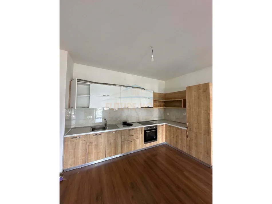 Tirane, jepet me qera ambjent biznesi Kati 7, 137 m² 700 € (Green City)