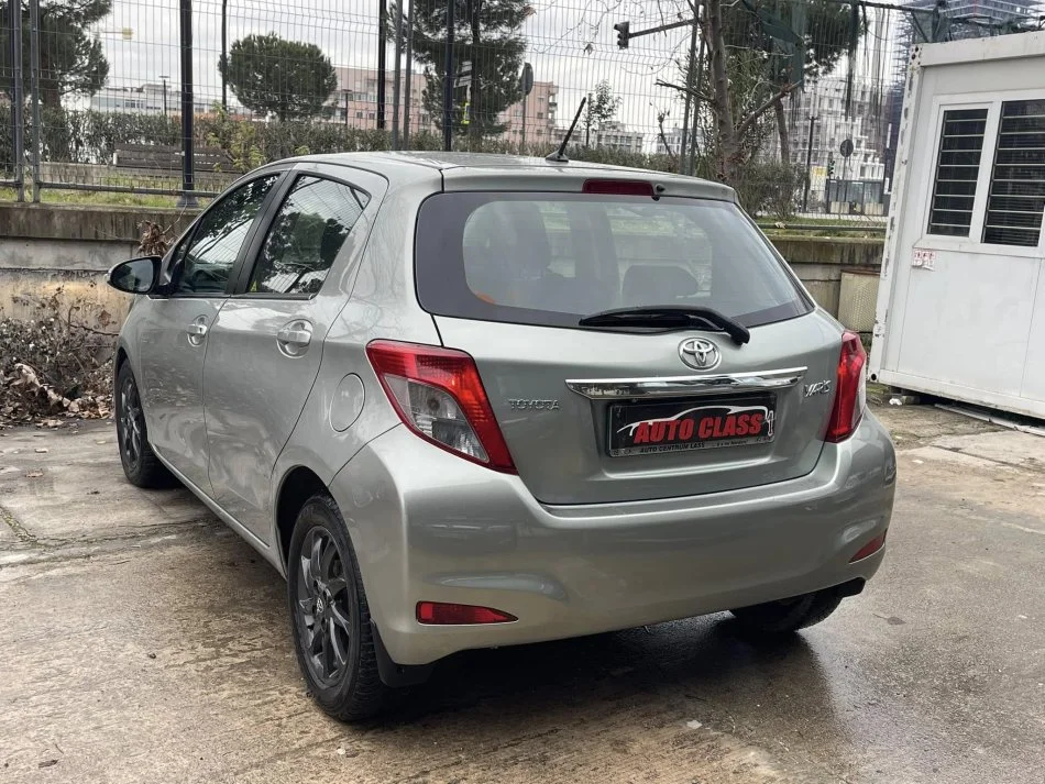 Tirane, shes makine TOYOTA YARIS Nafte, gri e erret manuale Klima 183.000 km 5.800 €