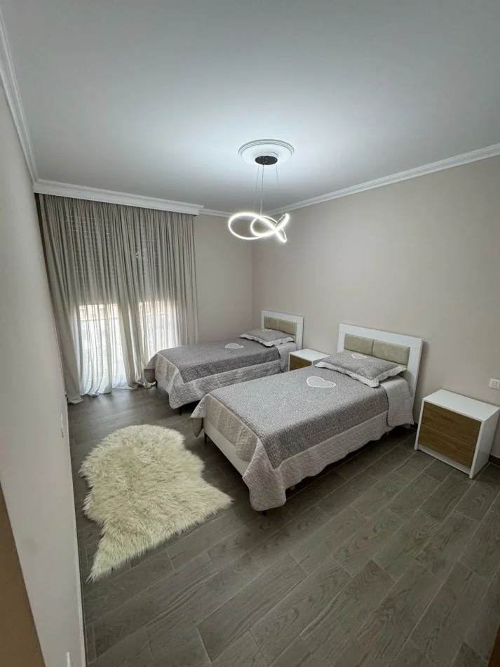 Tirane, jepet me qera apartament 2+1+Ballkon Kati 7, 100 m² 750 € 