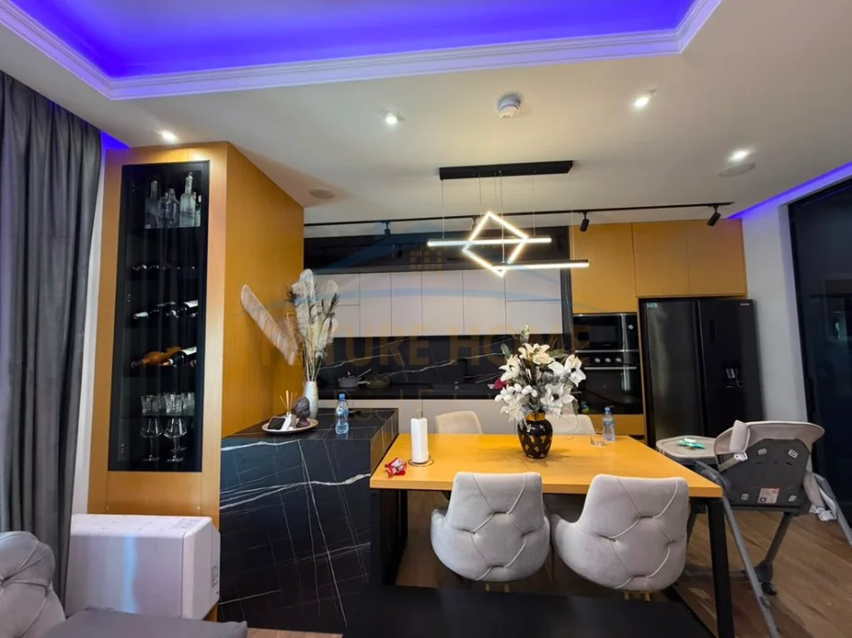 Shitet, Apartament 2+1+Post Parkimi, Ish-Fusha e Aviacionit 0696069906