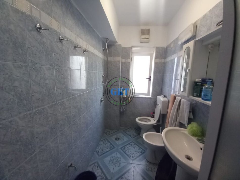 Durres, jepet me qera apartament 1+1 Kati 5, 60 m² 250 € (Drejtoria e Policis)
