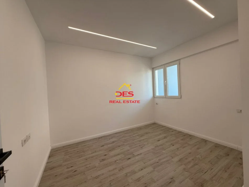 Vlore, shitet apartament 1+1+Ballkon Kati 9, 78 m² 120.000 € (Rruga Dush strati)