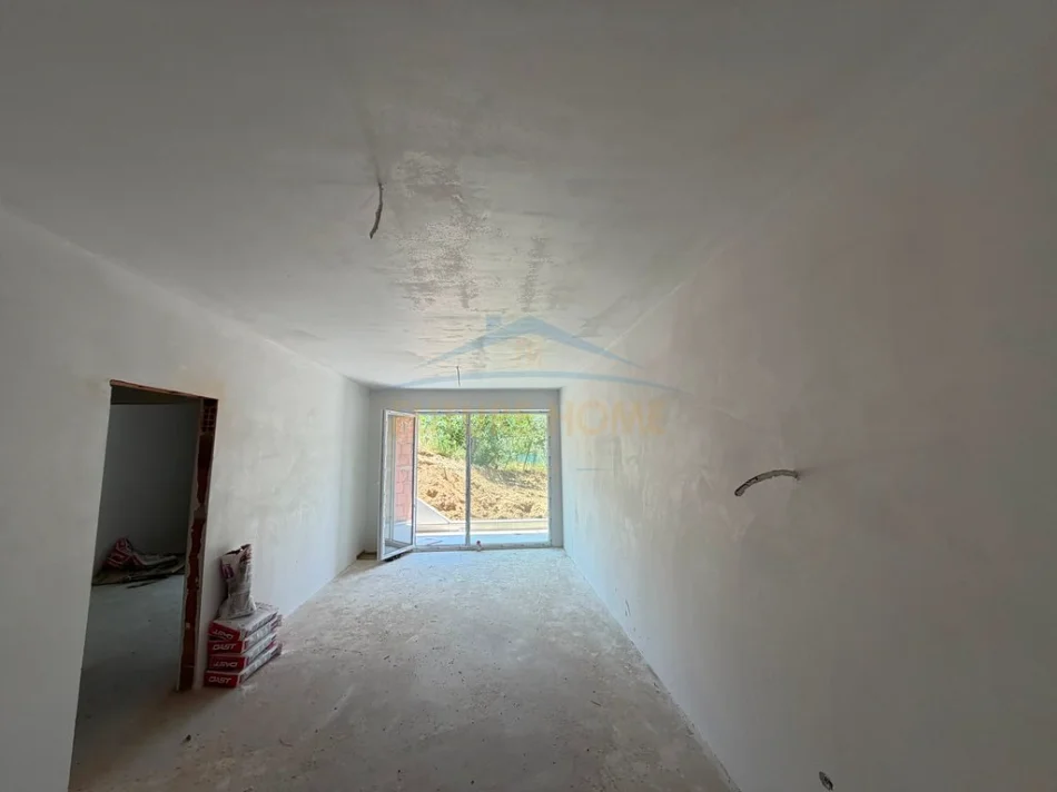 Shitet , Apartament 1+1 , Liqeni i thate , Tirane 0696069906