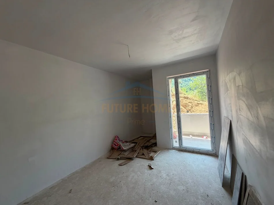 Shitet , Apartament 1+1 , Liqeni i thate , Tirane 0696069906