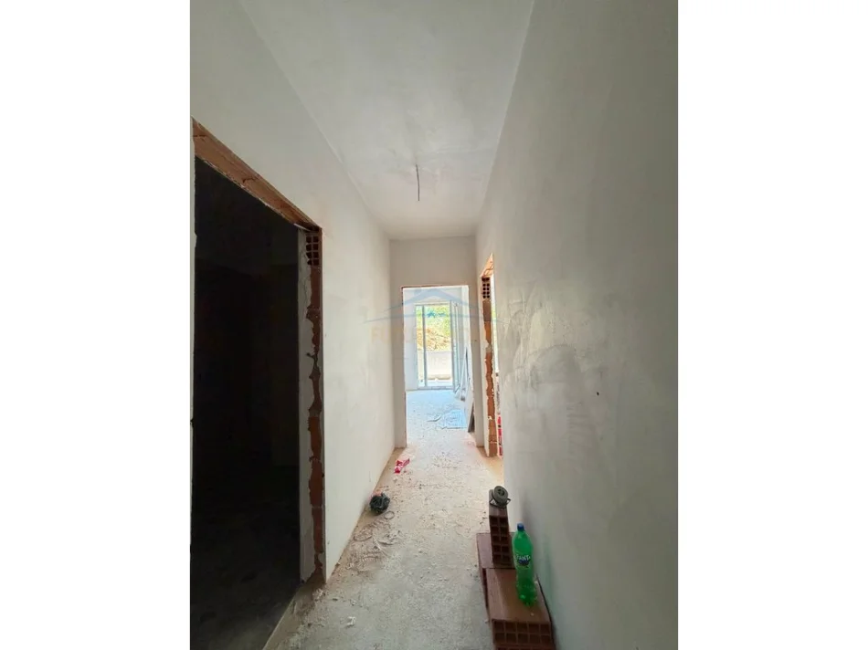 Shitet , Apartament 1+1 , Liqeni i thate , Tirane 0696069906