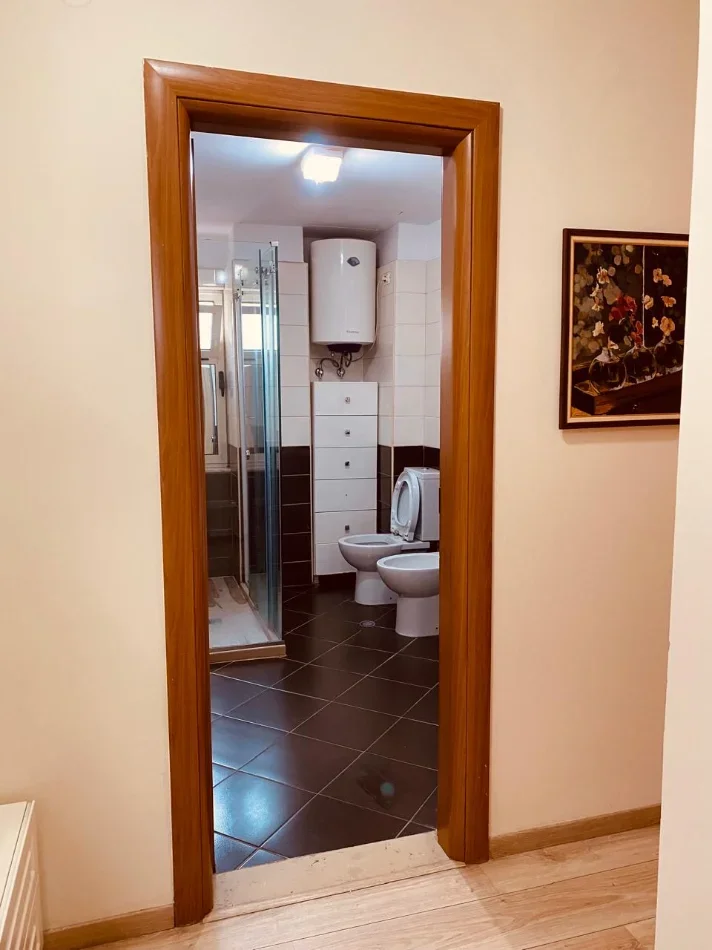 Tirane, jepet me qera apartament 2+1 Kati 2, 120 m² 690 € (brryi)