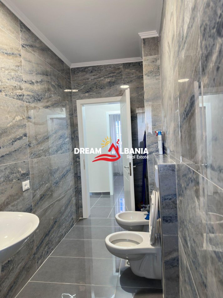 Tirane, jepet me qera 2+1 , 120 m² 800 €
