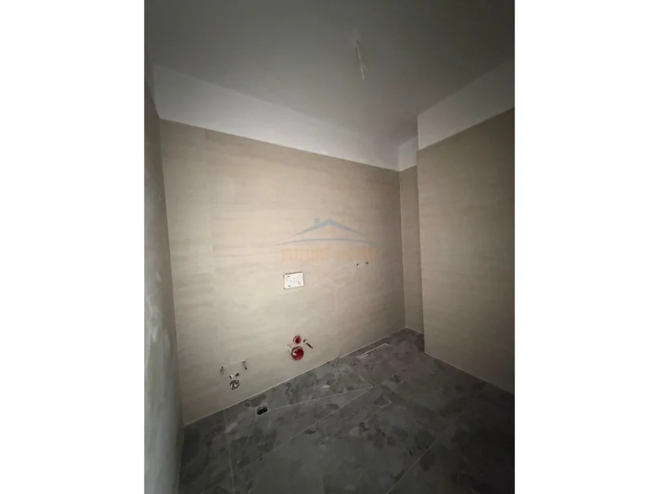 Shitet , Apartament 1+1 , Liqeni i thate , Tirane 0696069906
