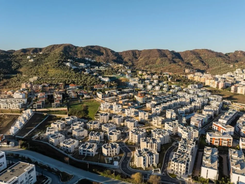 Shitet, Apartament 2+1+2+Post Parkimi, Green Valley, Liqeni I Thate. 0696069906