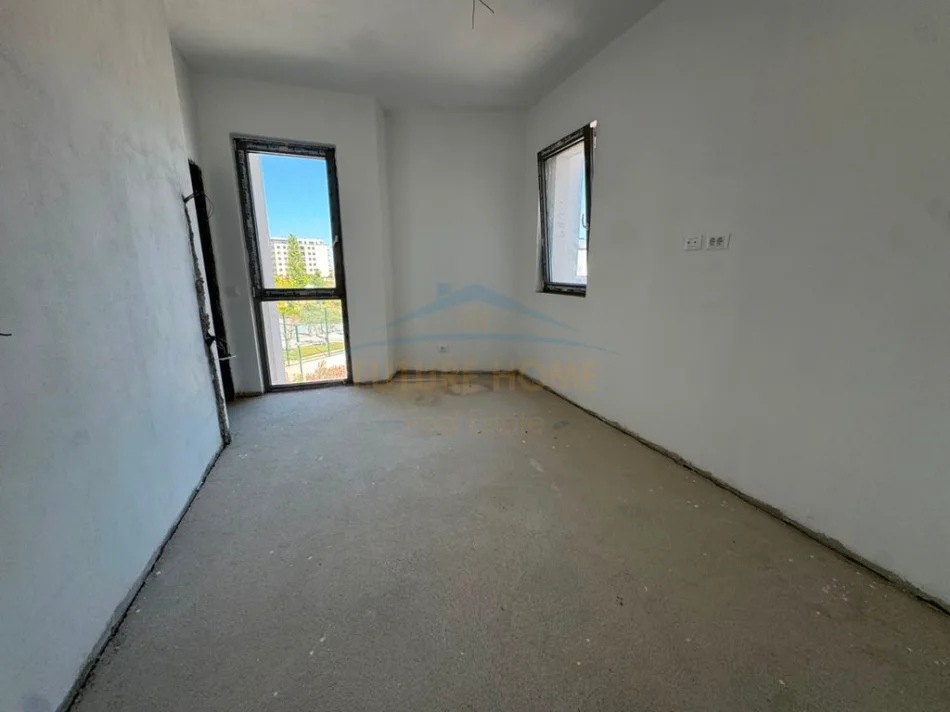 Shitet, Apartament 2+1+2+Post Parkimi, Green Valley, Liqeni I Thate. 0696069906