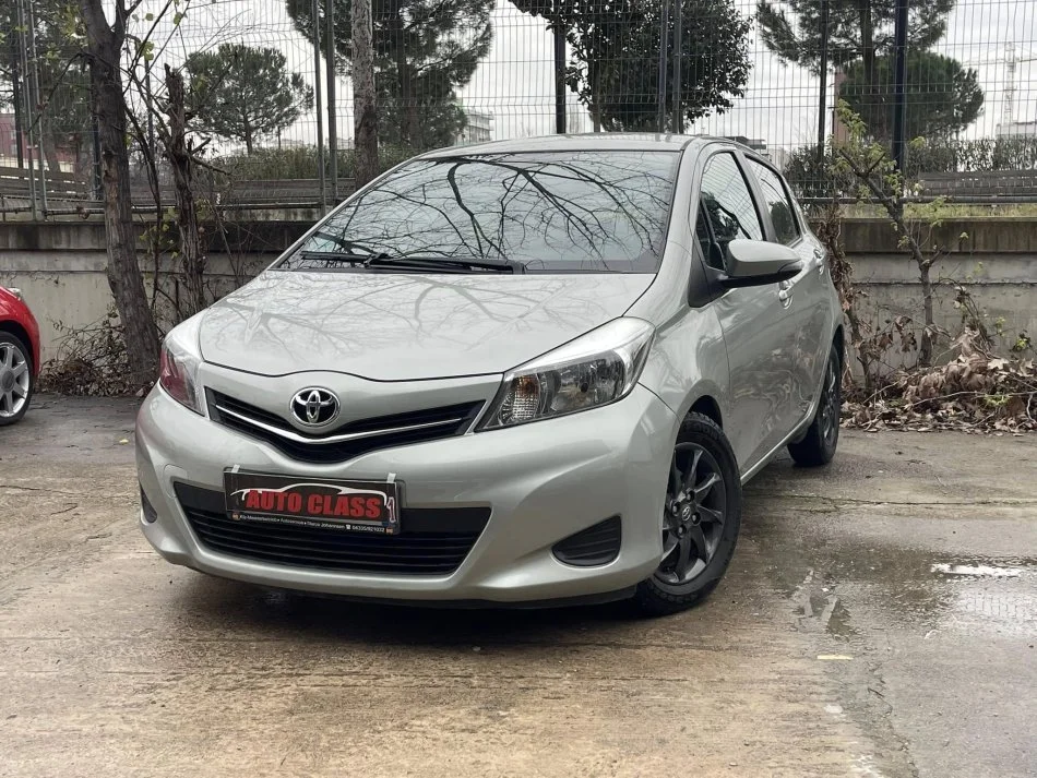 Tirane, shes makine TOYOTA YARIS Nafte, gri e erret manuale Klima 183.000 km 5.800 €
