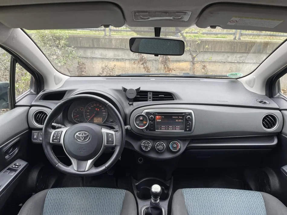 Tirane, shes makine TOYOTA YARIS Nafte, gri e erret manuale Klima 183.000 km 5.800 €