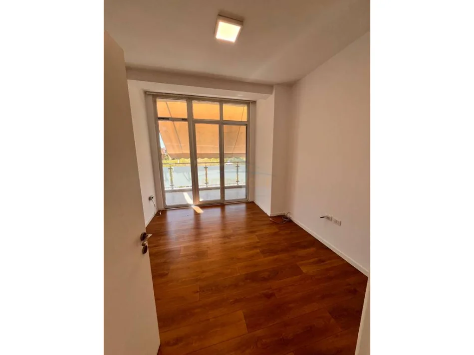 jap me qera zyre Kati 1, 166 m² 1.300 € (KIKA 2)
