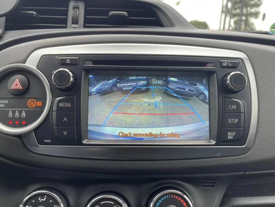 Tirane, shes makine TOYOTA YARIS Nafte, gri e erret manuale Klima 183.000 km 5.800 €