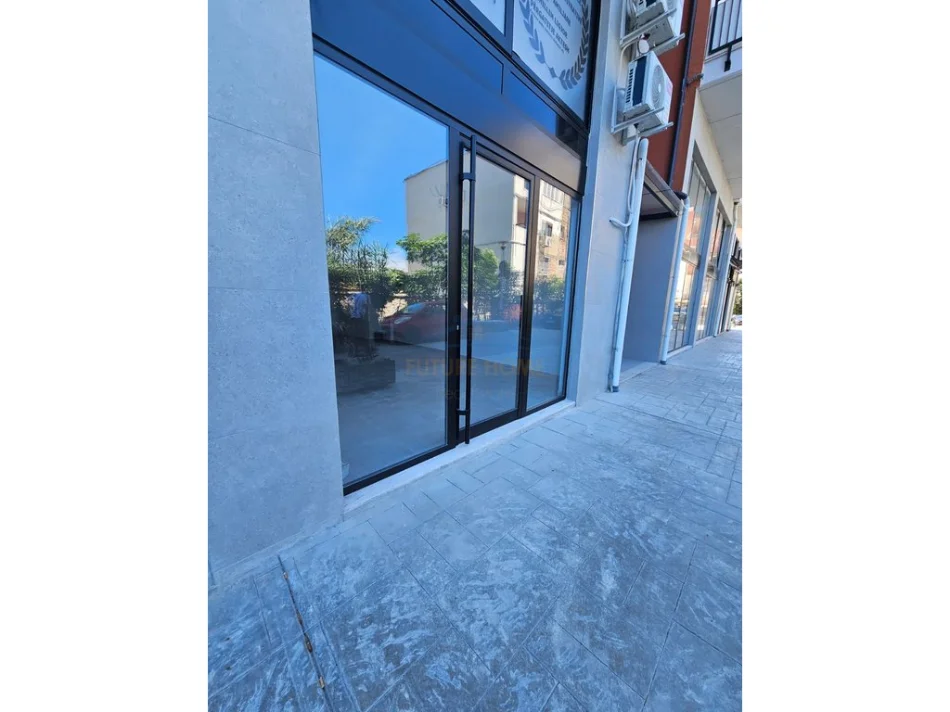 Tirane, shitet dyqan Kati 0, 42 m² 180.000 € 