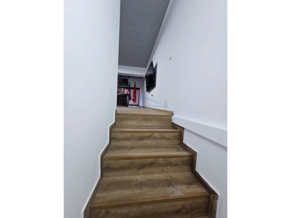 Tirane, shitet dyqan Kati 0, 42 m² 180.000 € 