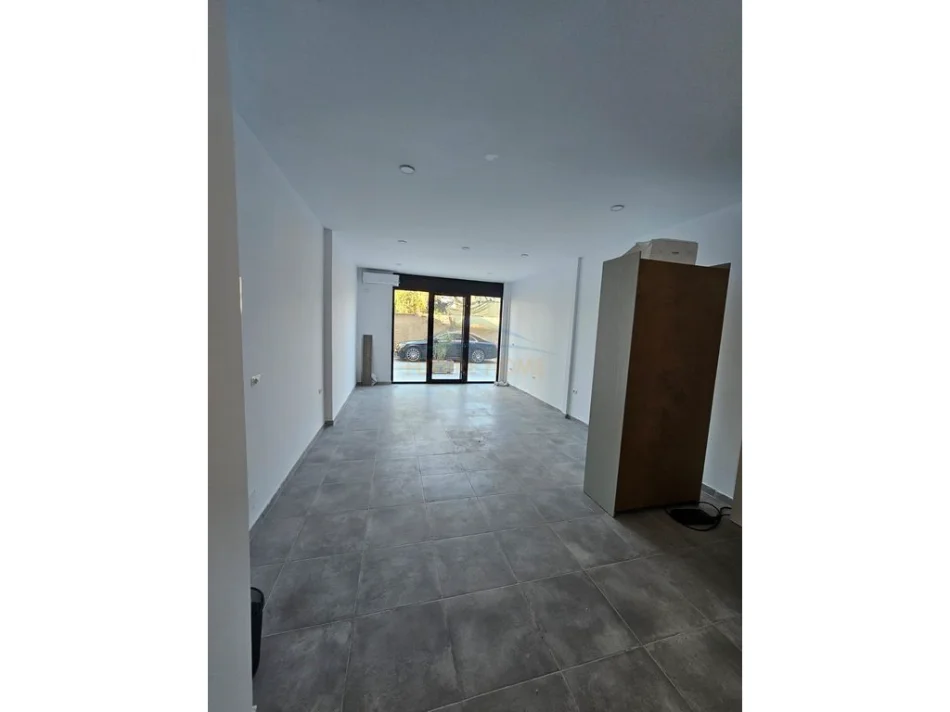 Tirane, shitet dyqan Kati 0, 42 m² 180.000 € 