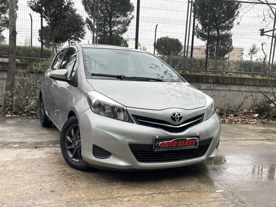 Tirane, shes makine TOYOTA YARIS Nafte, gri e erret manuale Klima 183.000 km 5.800 €