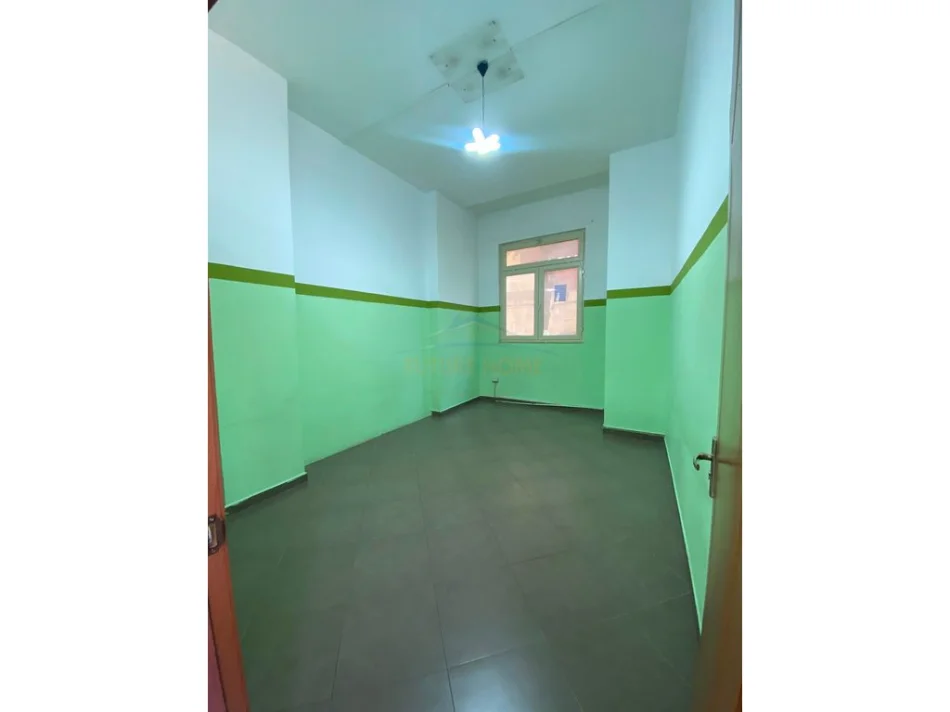 Tirane, jepet me qera ambjent biznesi Kati 0, 160 m² 1.000 € (Rruga Riza Cerova)