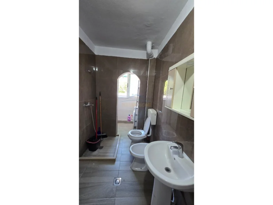Tirane, jepet me qera apartament 1+1+Ballkon Kati 2, 59 m² 530 € (Rruga Irfan Tomini)