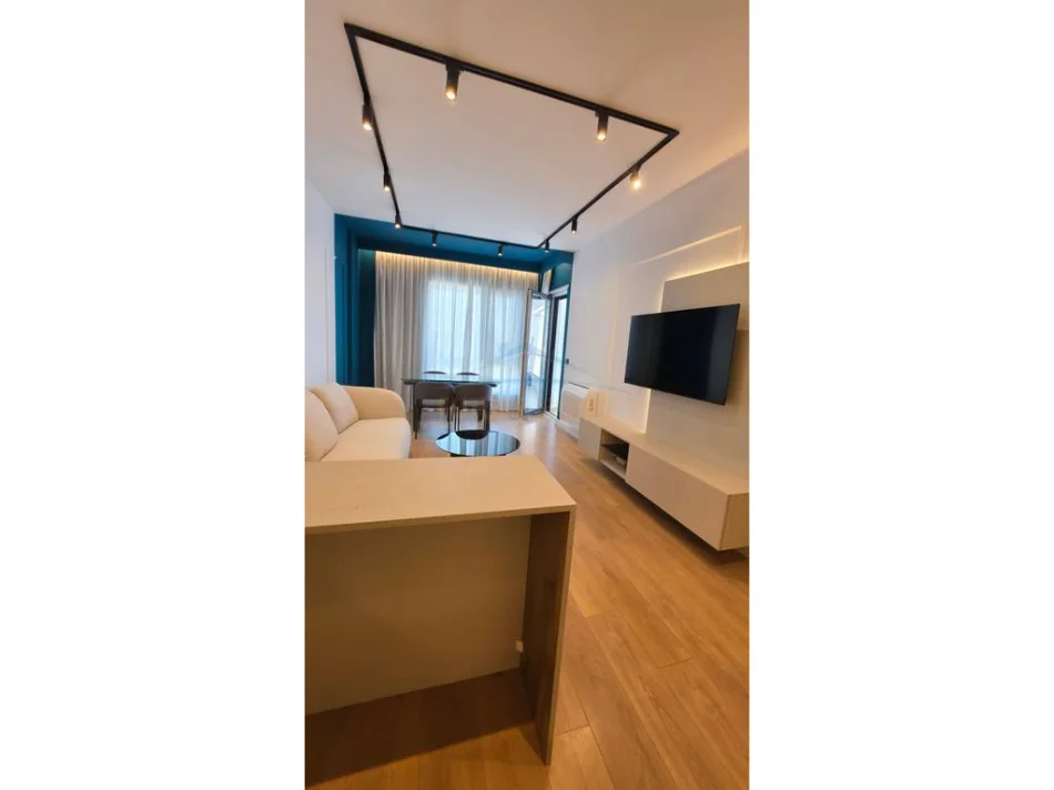 Tirane, jepet me qera apartament 1+1+Ballkon Kati 8, 70 m² 800 € (Porcelan)