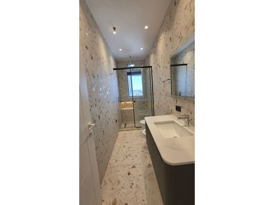 Tirane, jepet me qera apartament 1+1+Ballkon Kati 8, 70 m² 800 € (Porcelan)