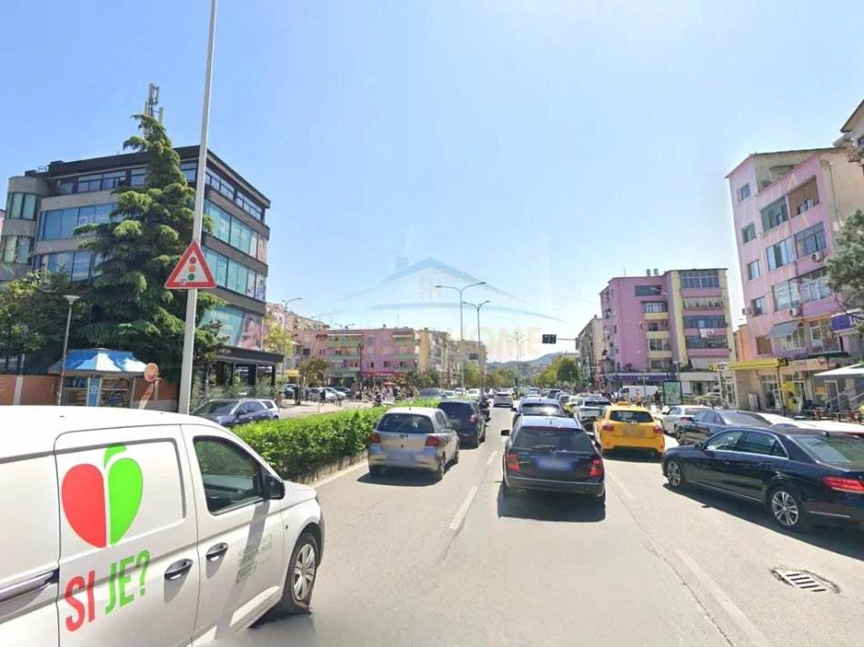 Tirane, jepet me qera ambjent biznesi Kati 3, 65 m² 750 € (21 Dhjetori)