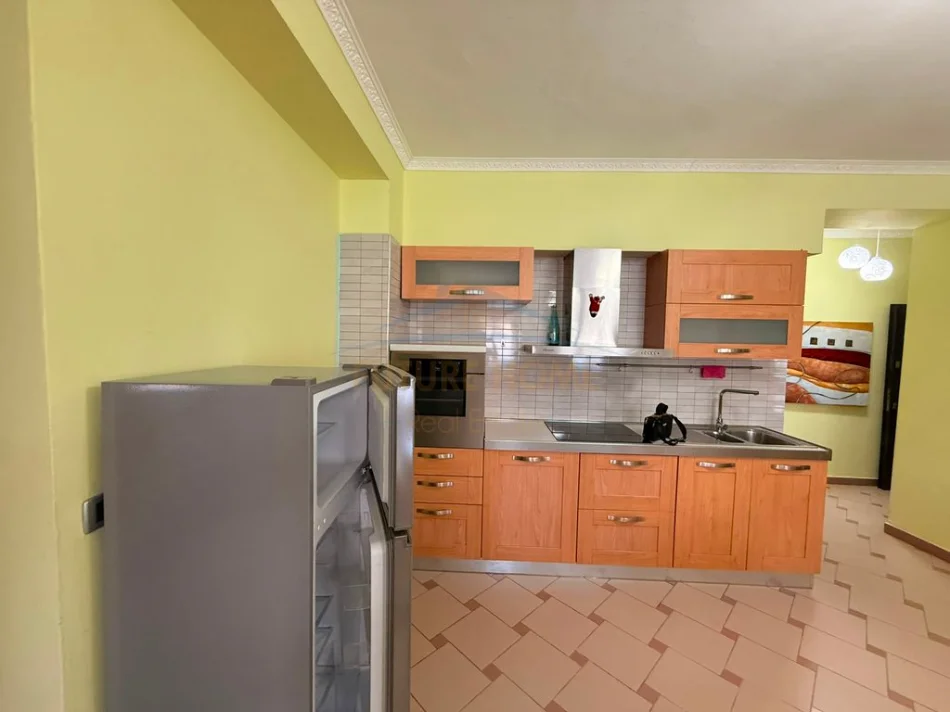 Tirane, jap me qera apartament 1+1 Kati 1, 67 m² 650 € (Rruga e Bogdanëve.)