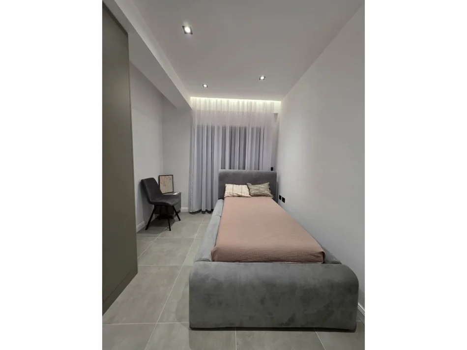 Tirane, jepet me qera apartament 3+1+Ballkon Kati 5, 141 m² 1.500 € (Kodra e Diellit)