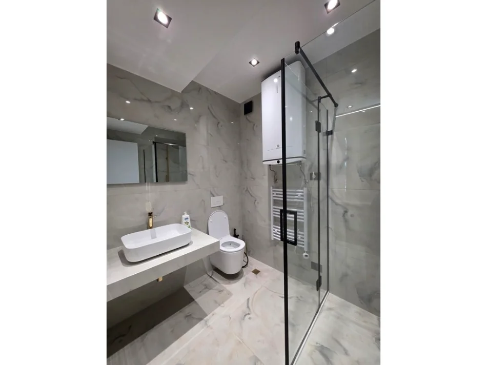 Tirane, jepet me qera apartament 3+1+Ballkon Kati 5, 141 m² 1.500 € (Kodra e Diellit)