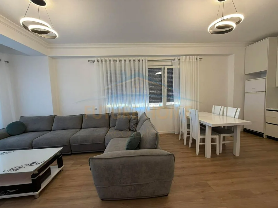 Tirane, jepet me qera apartament 2+1 Kati 4, 600 € (golden park 3)